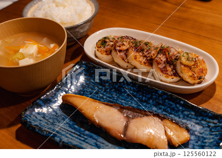 焼き大根と魚の和風定食ごはん 125560122