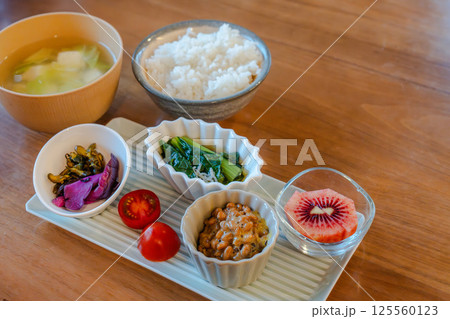 彩り豊かなヘルシー和朝食セット 彩り豊かなヘルシー和朝食セット 125560123