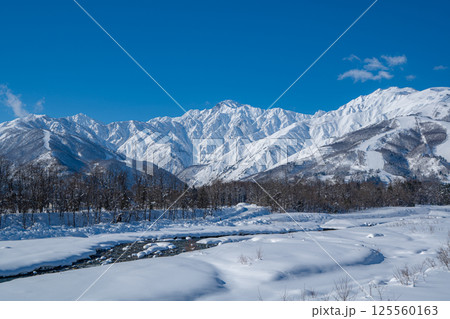 快晴の空と雪の北アルプス 長野県白馬村 快晴の空と雪の北アルプス 長野県白馬村 125560163