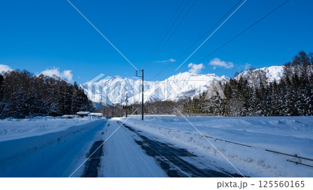快晴の空と雪の北アルプス　長野県白馬村 125560165