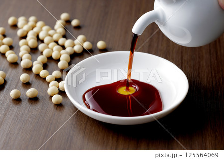 醤油を小皿に注ぐ 醤油を小皿に注ぐ 125564069