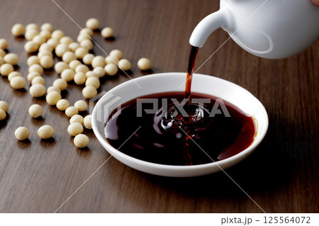 醤油を小皿に注ぐ 125564072