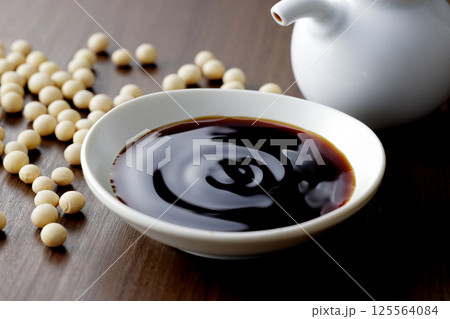 醤油を小皿に注ぐ 125564084