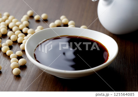 醤油を小皿に注ぐ 125564085