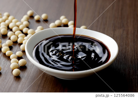 醤油を小皿に注ぐ 醤油を小皿に注ぐ 125564086
