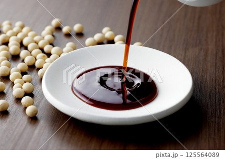 醤油を小皿に注ぐ 125564089