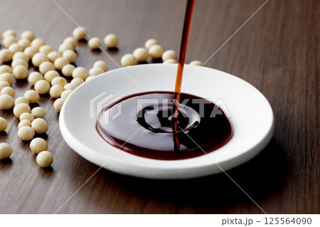 醤油を小皿に注ぐ 125564090