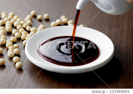 醤油を小皿に注ぐ 醤油を小皿に注ぐ 125564091