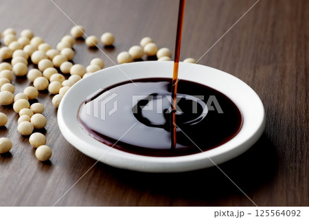 醤油を小皿に注ぐ 125564092