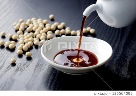 醤油を小皿に注ぐ 125564093