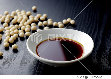 醤油を小皿に注ぐ 125564096