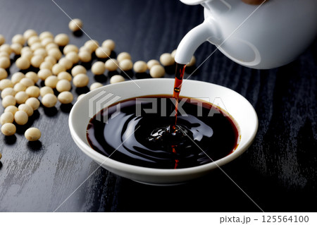 醤油を小皿に注ぐ 125564100