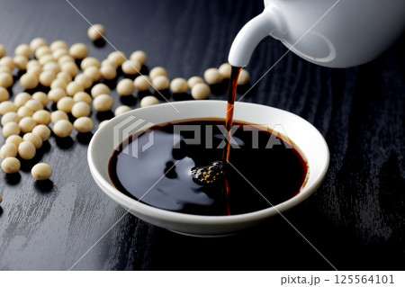 醤油を小皿に注ぐ 醤油を小皿に注ぐ 125564101