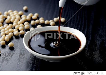 醤油を小皿に注ぐ 125564102