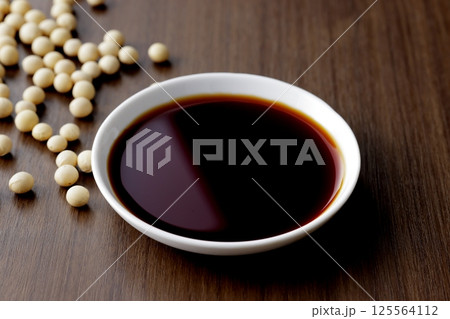 醤油を小皿に注ぐ 125564112