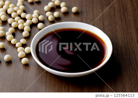 醤油を小皿に注ぐ 醤油を小皿に注ぐ 125564113