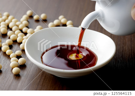 醤油を小皿に注ぐ 125564115