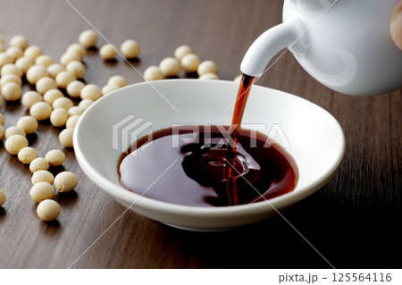 醤油を小皿に注ぐ 125564116