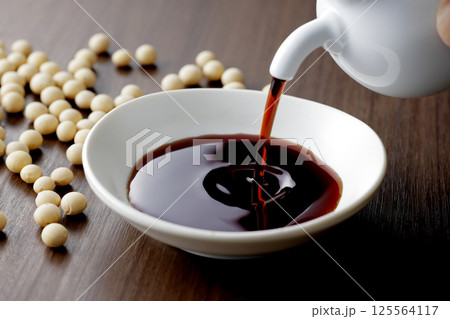 醤油を小皿に注ぐ 醤油を小皿に注ぐ 125564117