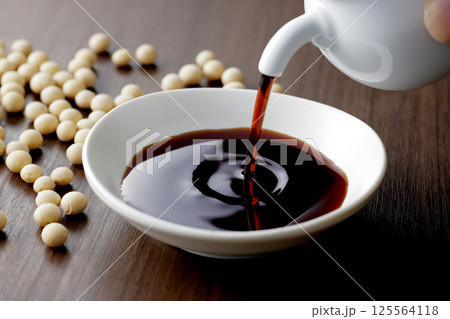 醤油を小皿に注ぐ 醤油を小皿に注ぐ 125564118