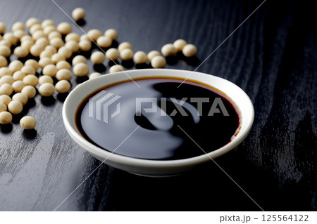 醤油を小皿に注ぐ 醤油を小皿に注ぐ 125564122