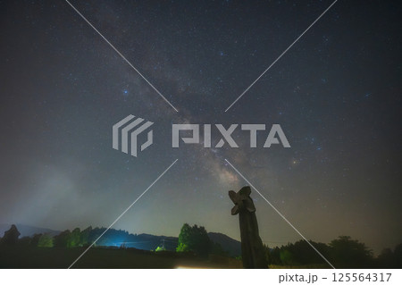 日本の岡山県高梁市のうかん常山公園の美しい星空 125564317