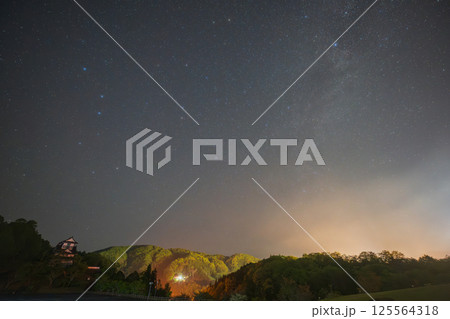 日本の岡山県高梁市のうかん常山公園の美しい星空 日本の岡山県高梁市のうかん常山公園の美しい星空 125564318