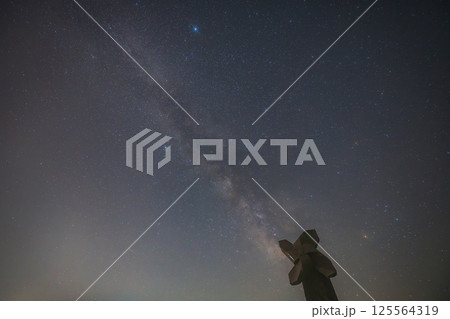 日本の岡山県高梁市のうかん常山公園の美しい星空 125564319