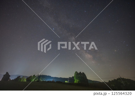 日本の岡山県高梁市のうかん常山公園の美しい星空 日本の岡山県高梁市のうかん常山公園の美しい星空 125564320