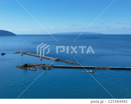 【空から見る奥尻島】　北海道せたな町から見る奥尻島 125564491
