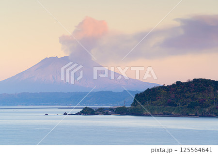 噴煙を上げる桜島と朝焼け　鹿児島の風景 125564641