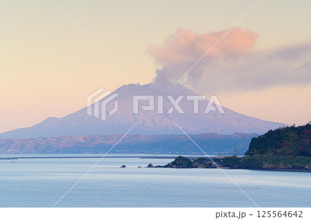噴煙を上げる桜島と朝焼け 鹿児島の風景 噴煙を上げる桜島と朝焼け 鹿児島の風景 125564642