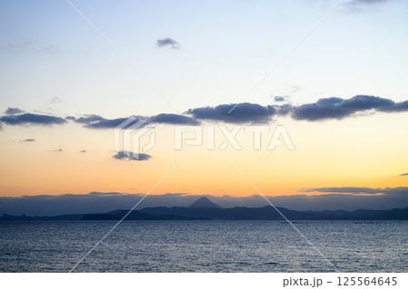 夕暮れの空と開聞岳 鹿児島の風景 夕暮れの空と開聞岳 鹿児島の風景 125564645