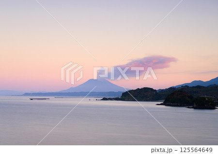 噴煙を上げる桜島と朝焼け　鹿児島の風景 125564649