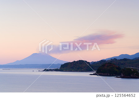 噴煙を上げる桜島と朝焼け　鹿児島の風景 125564652