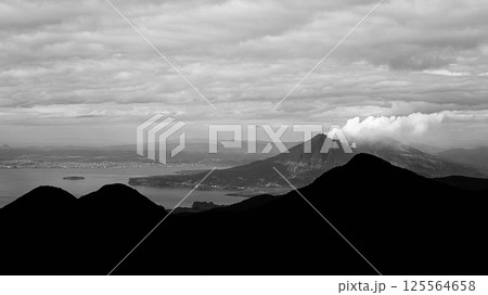 高隈山地と噴煙を上げる桜島　鹿児島の風景 125564658