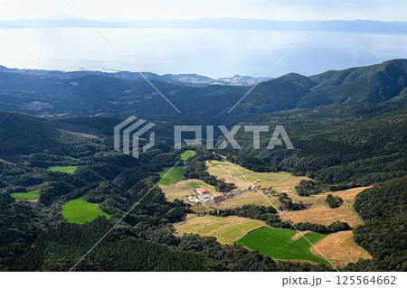 鳴之尾牧場と錦江湾 鹿児島の風景 鳴之尾牧場と錦江湾 鹿児島の風景 125564662