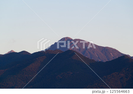 朝焼けに染まる高隈山地　鹿児島の風景 125564663