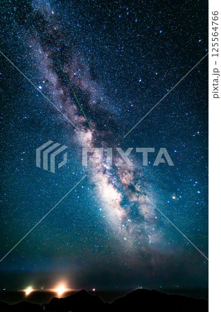 夜空を彩る星空と天の川 125564766