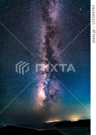 夜空を彩る星空と天の川 夜空を彩る星空と天の川 125564767