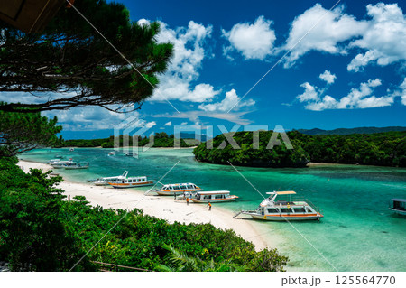 川平湾に浮かぶ船　石垣島 125564770