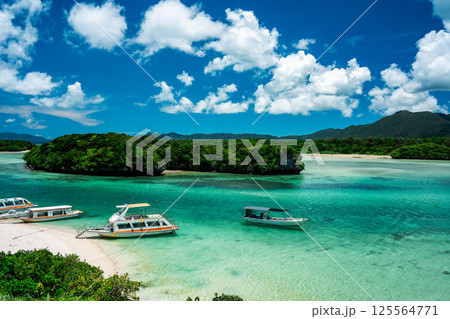 川平湾に浮かぶボート 125564771