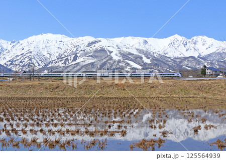 大糸線 雪どけの白馬山麓を行く特急あずさ 大糸線 雪どけの白馬山麓を行く特急あずさ 125564939