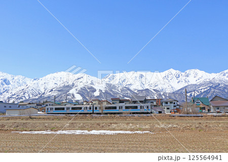 大糸線　雪どけの白馬山麓 125564941