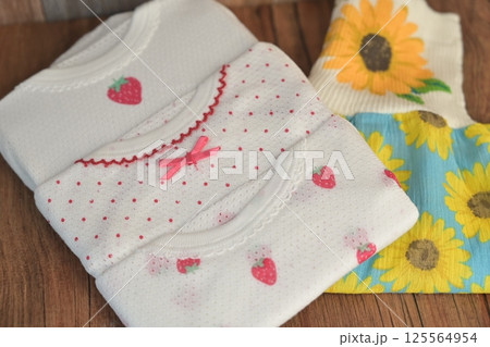 ベビー服と肌着 125564954