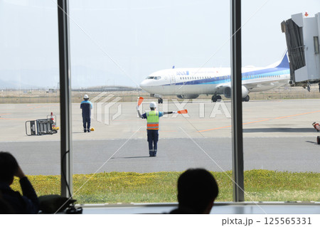 飛行機誘導 飛行機誘導 125565331