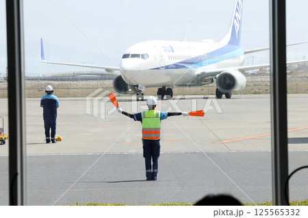 飛行機誘導 125565332