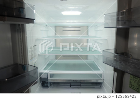 新品の冷蔵庫の中02 125565425