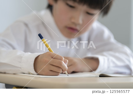 鉛筆を持って勉強する小学生の男の子の手元 鉛筆を持って勉強する小学生の男の子の手元 125565577