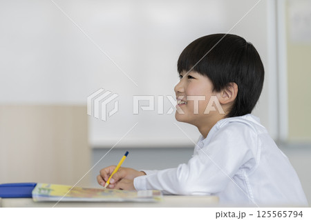 勉強する小学4年生の男の子 125565794